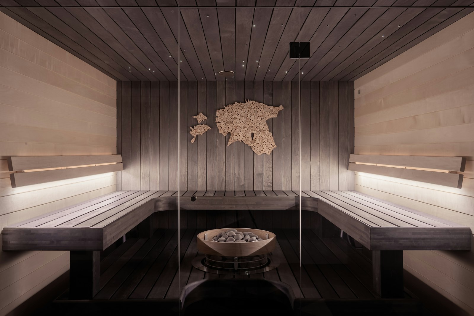 Le sauna du spa, bois clair et pierres chaudes