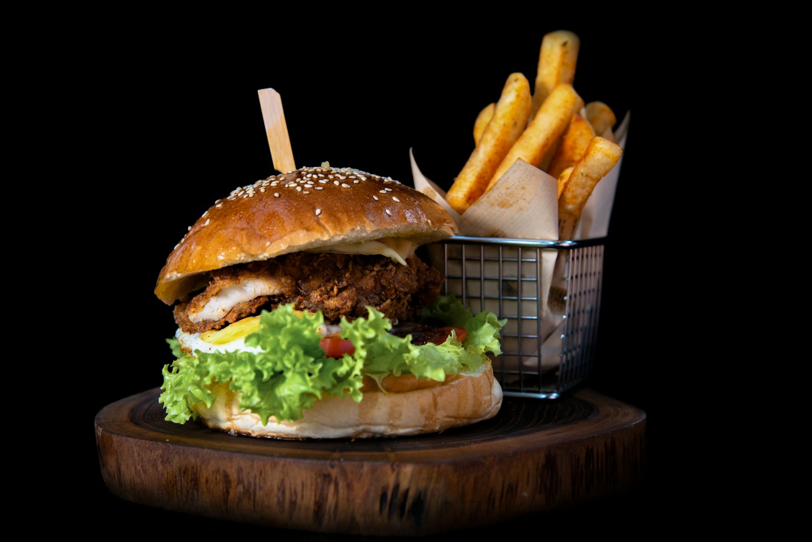 Burger gourmet et panier de frites maison