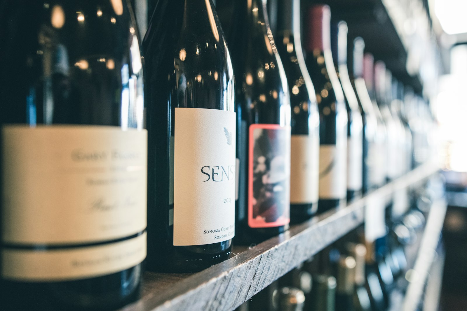 Bouteilles de Chasselas alignées dans la fraîcheur de la cave